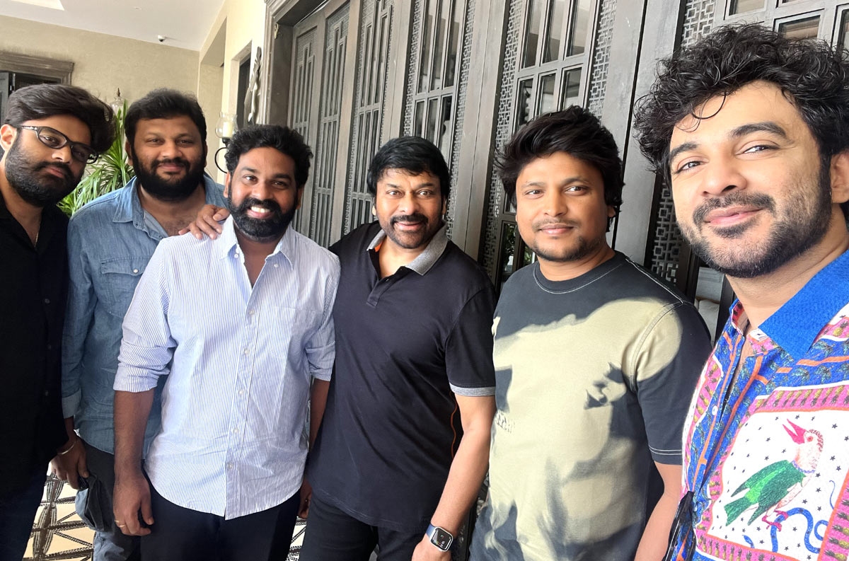 Megastar Chiranjeevi enjoys Tillu Square, Congratulates Siddhu Jonnalagadda