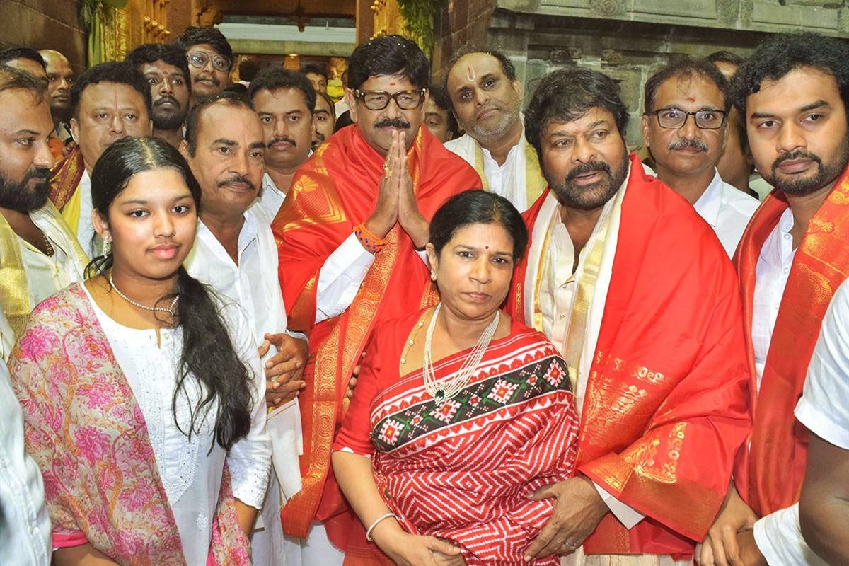 Pawan Kalyan and other celebrities wish Chiranjeevi on his B-Day