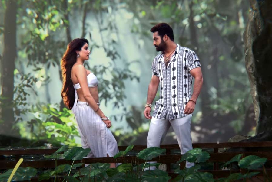 Devara: NTR, Janhvi spice up the song Chuttamalle