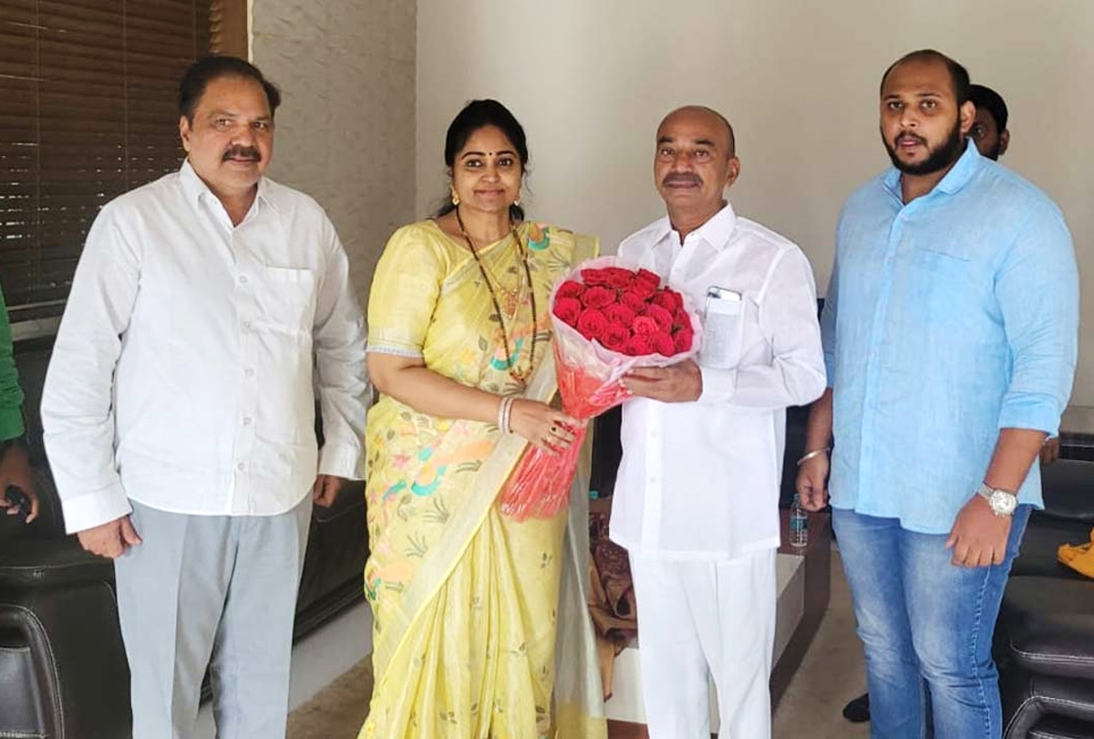 Divyavani : ఈటల రాజేందర్‌తో దివ్యవాణి భేటీ.. త్వరలో బీజేపీలోకి, సౌత్‌లో ఎక్కడైనా రెడీ అంటూ సంకేతాలు