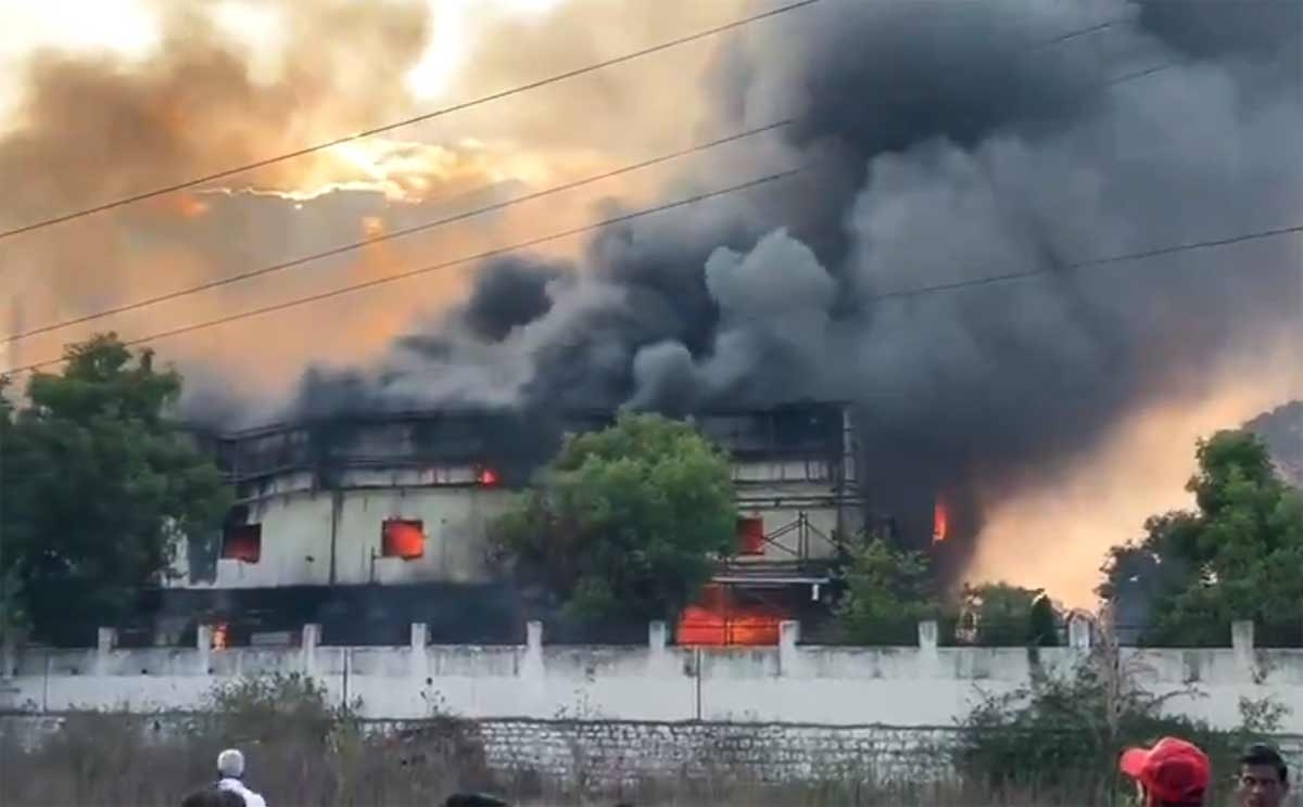 మంటల్లో ఇరుక్కున్న కార్మికులను కాపాడిన బాలుడు.. సీఎం రేవంత్ రెడ్డి అభినందనలు..