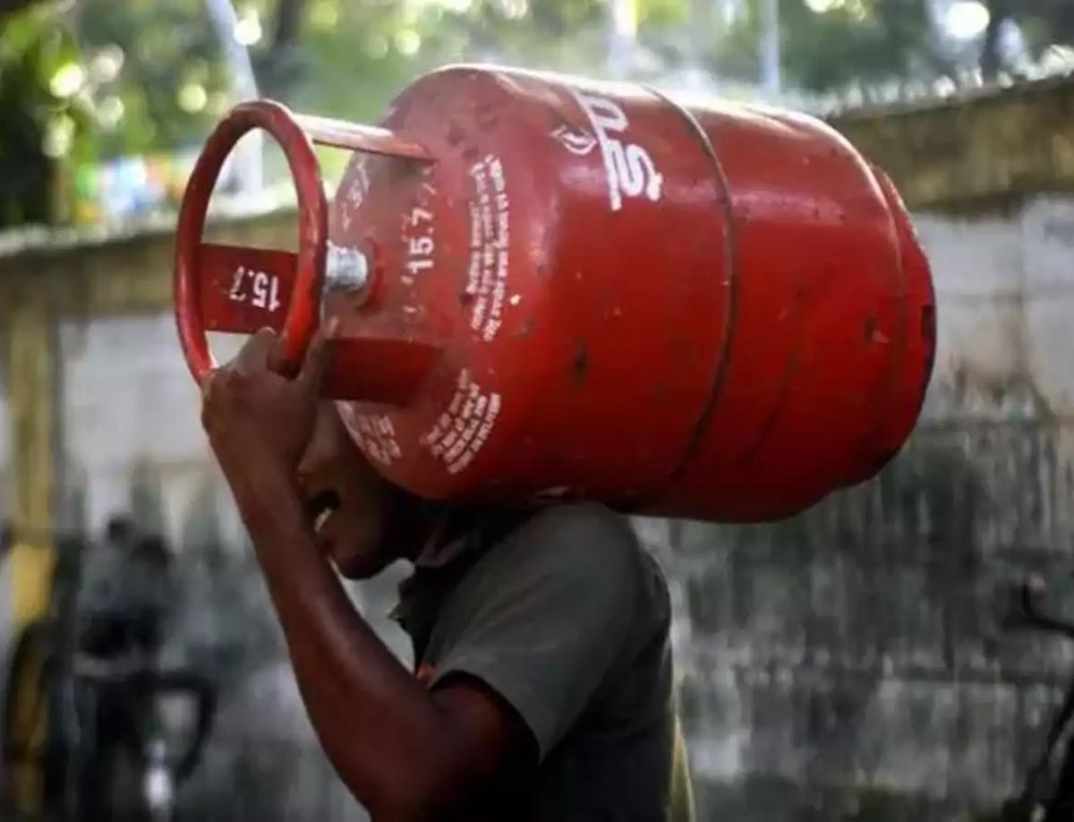 LPG Cylinder Price: మహిళలకు ప్రధాని మోదీ శుభవార్త.. వంట గ్యాస్ ధర తగ్గింపు..