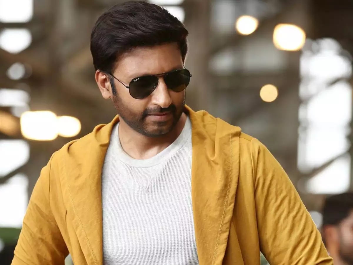 Gopichand escapes unhurt in accident