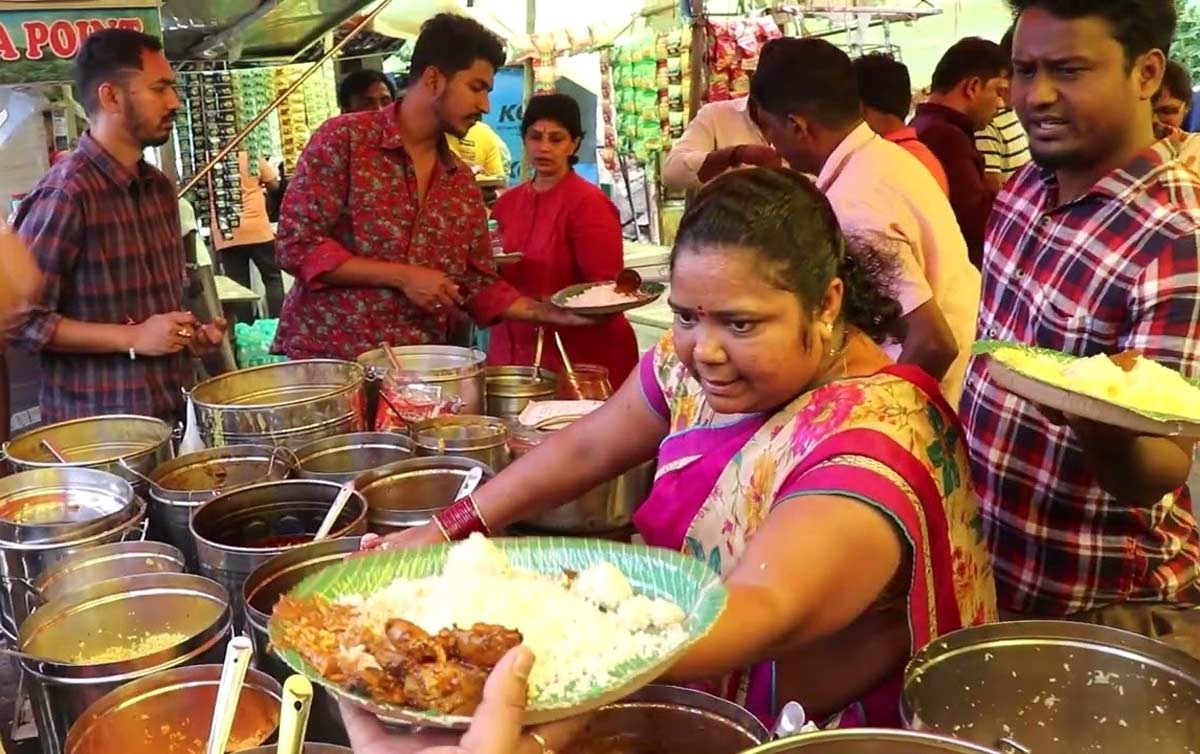 కుమారి ఆంటీపై కేసు నమోదు.. వ్యాపారం క్లోజ్ చేయించిన పోలీసులు..