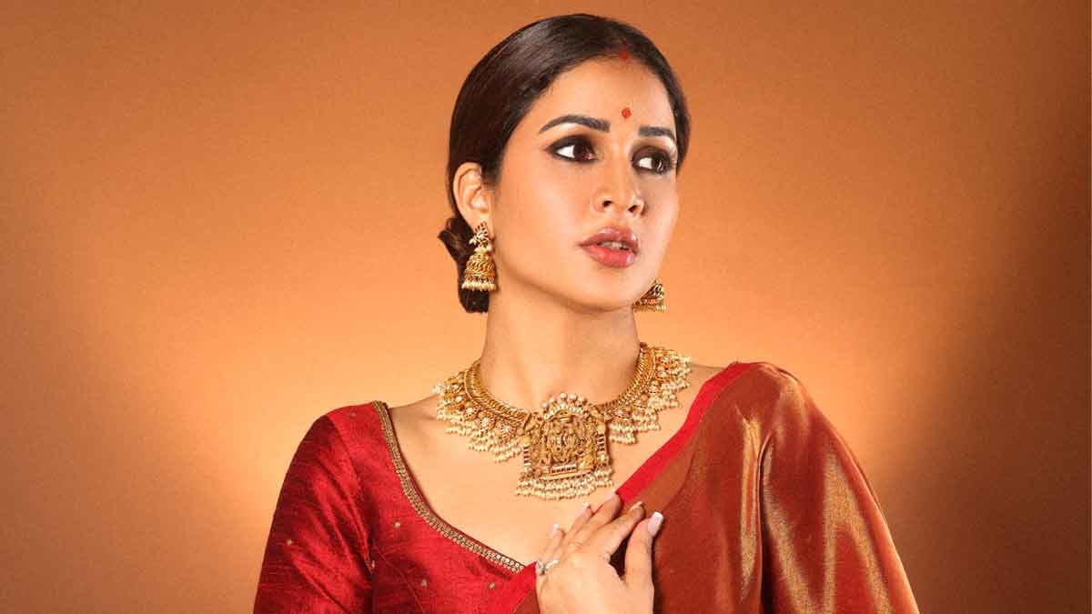 Ayodhya Beauty Lavanya radiates in Ram Parivat Jewellery on Pran Pratishta