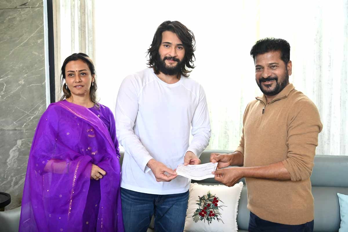 Mahesh Babu, Namrata meets CM Revanth Reddy and donates for Telangana victims