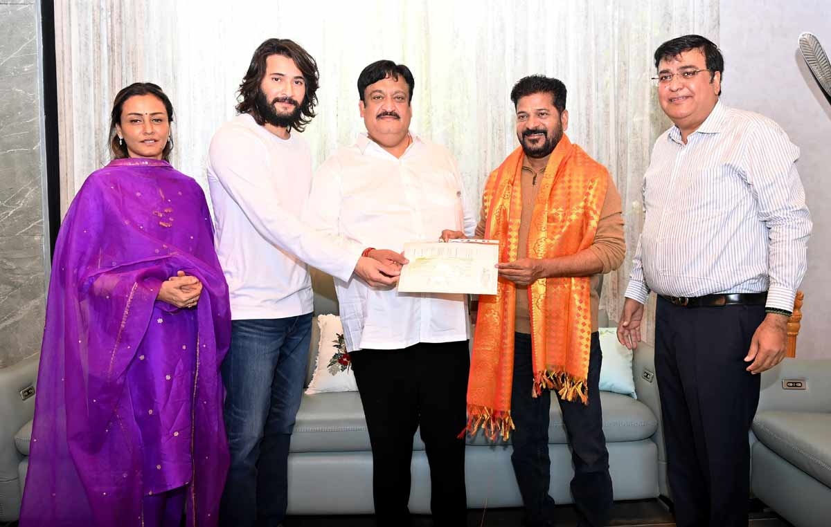 Mahesh Babu, Namrata meets CM Revanth Reddy and donates for Telangana victims