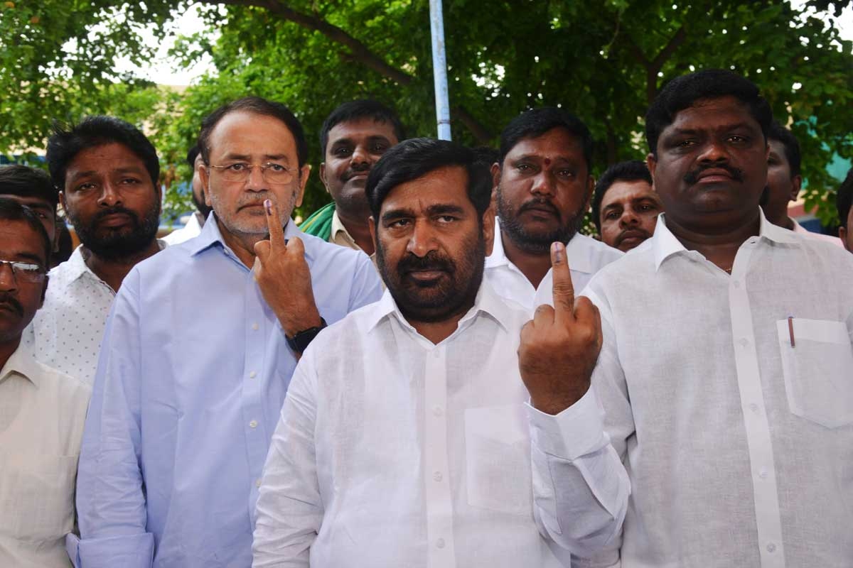 MLC Elections: ఎమ్మెల్సీ ఉప ఎన్నికలో ప్రలోభాలు.. స్వతంత్ర అభ్యర్థిపై కాంగ్రెస్ కార్యకర్తలు దాడి!