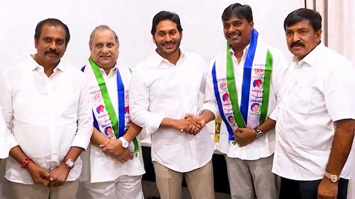 Mudragada: సీఎం జగన్ సమక్షంలో వైసీపీలో చేరిన ముద్రగడ పద్మనాభం