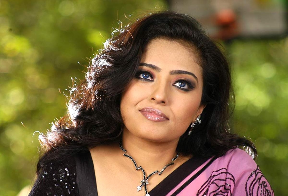 Pawan Kalyans heroine Mumtaz talks about marriage and auto immune disease