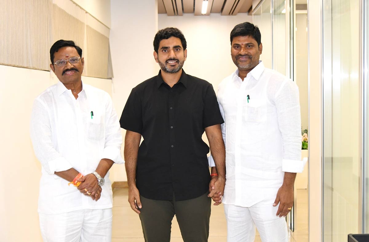 నారా లోకేష్‌తో సత్యవేడు వైసీపీ ఎమ్మెల్యే ఆదిమూలం భేటీ