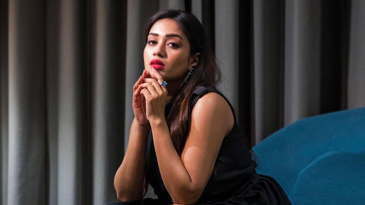 Paruvu beauty Nivetha Pethuraj furious on Telugu Journalists