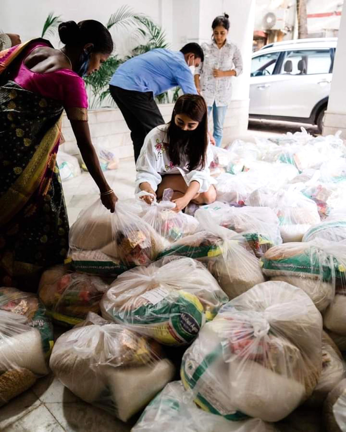 శభాష్ పూజా హెగ్డే.. 100 కుటుంబాల కోసం.. 