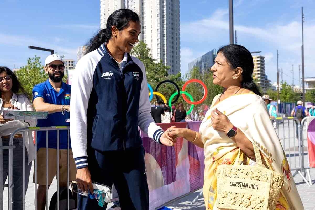 Badminton Star PV.Sindhu superthrilled on meeting Mega Star Chiranjeevi