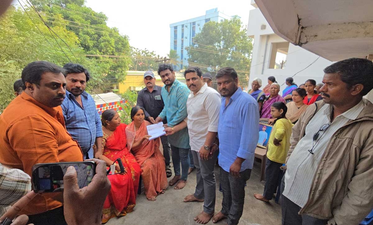 Ram Charans Fans Offer Help To Deceased Fans In Andhra Pradesh