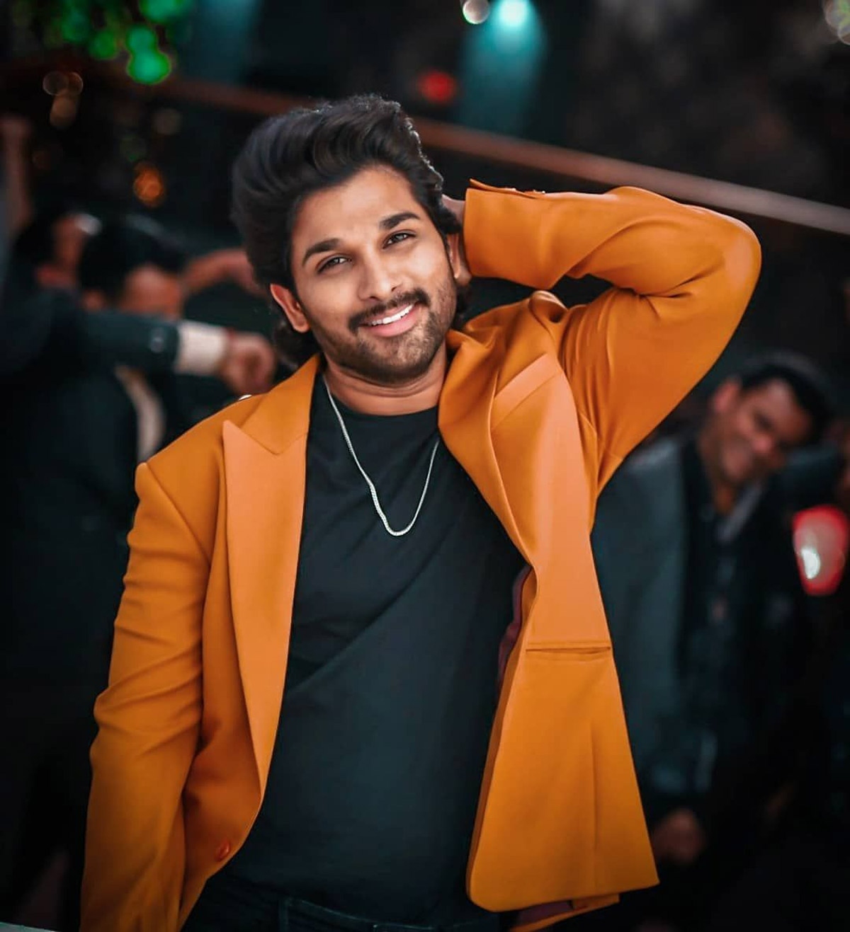 Star director trolls Pawan Kalyan, glorifies Allu Arjun