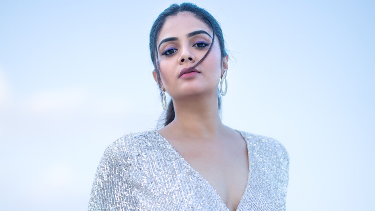 SreeMukhi: సిల్వర్ కలర్ బట్టల్లో చందమామలా .. పొట్టి డ్రెస్‌లో శ్రీముఖి థైస్ షో, ఫోటోలు వైరల్