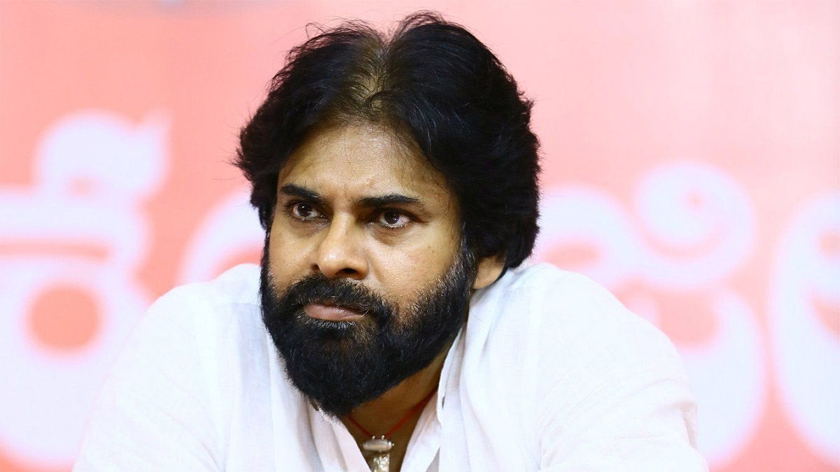 Star director trolls Pawan Kalyan, glorifies Allu Arjun