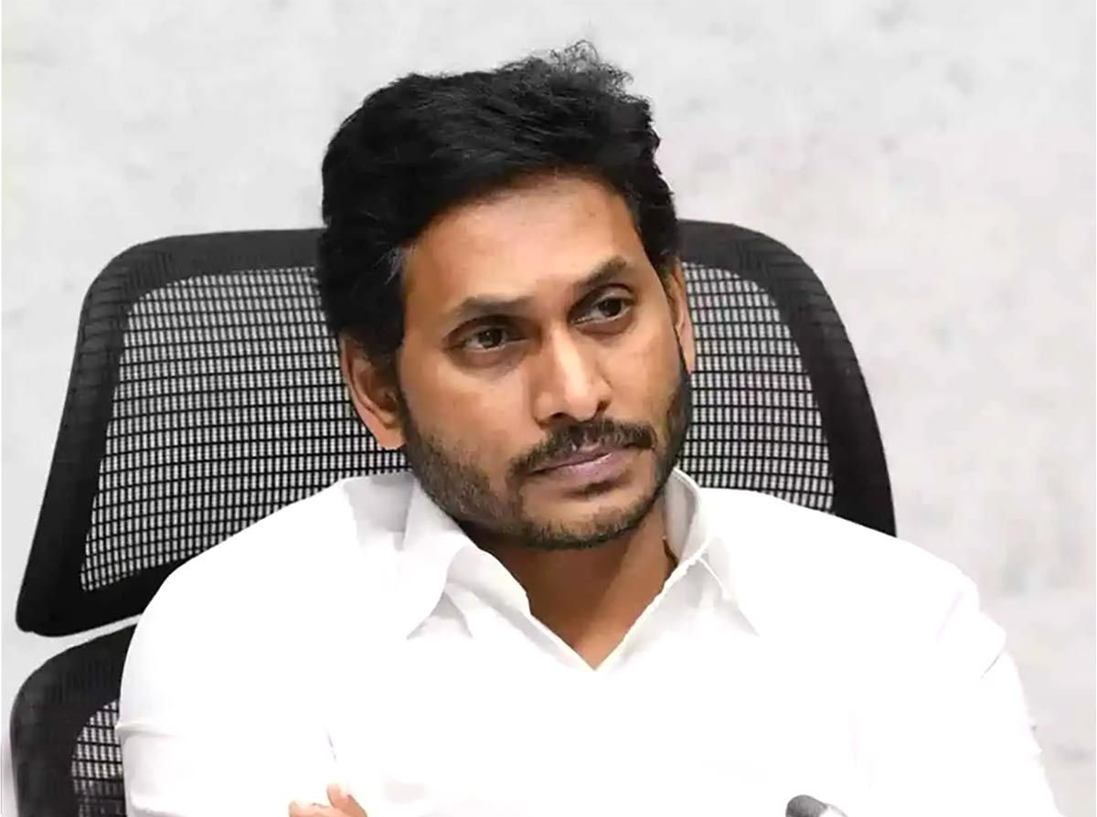 ఏపీ సీఎం జగన్ చుట్టూ ఉచ్చు బిగుస్తోందా..? దీని వెనక బీజేపీ పెద్దలు ఉన్నారా..?