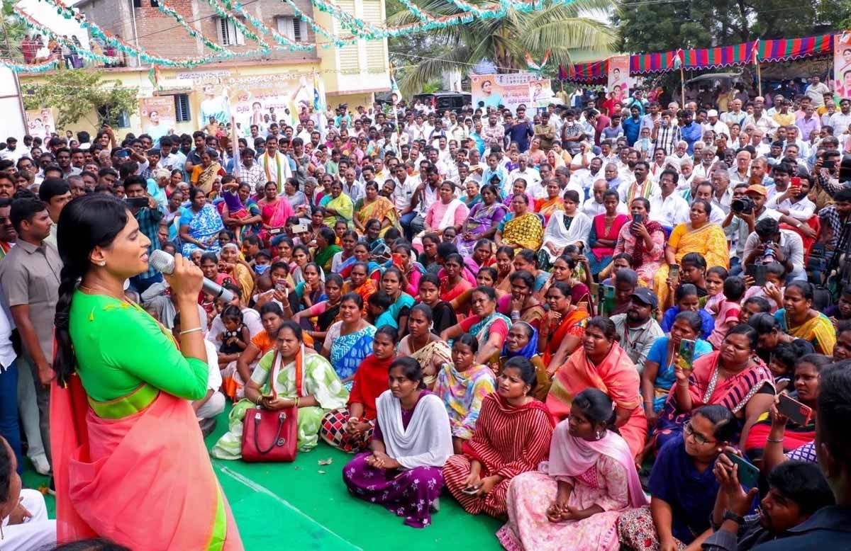 వైయస్ కుటుంబాన్ని వేధించిన కాంగ్రెస్‌లో ఎలా చేరారు..? రచ్చబండలో షర్మిలకు సూటి ప్రశ్న..