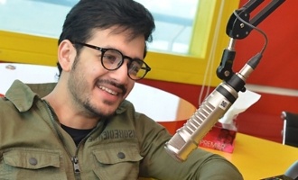 Akhil @ Radio Mirchi