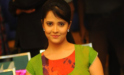 Anasuya meets with minor accident