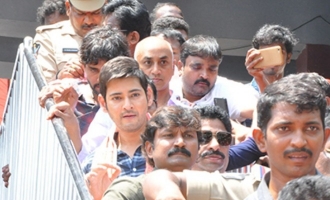 'Bharat Ane Nenu' Team @ Vijaywada Durgamma Temple