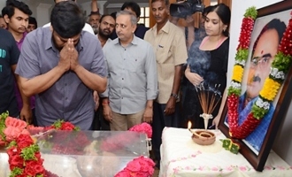 Chiranjeevi Pays Last Respect To Director Vijaya Bapineedu