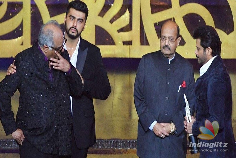 Sridevis husband breaks down while receiving award