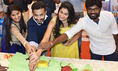 'Idi Maa Prema Katha' Team Unveils The Largest Cake in Hyd @ Big Bazaar