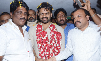 'Jawaan' Team Cake Cutting With Fans