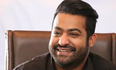 బాబాయ్ ట్రైలర్ గురించి అబ్బాయ్ ట్వీట్..!