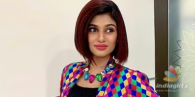 Your mom is item, Oviya tells troll