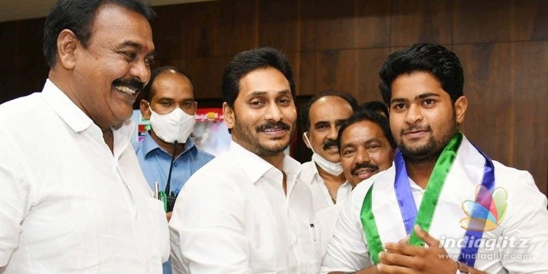 వైసీపీలో చేరిన జనసేన ఎమ్మెల్యే రాపాక తనయుడు...