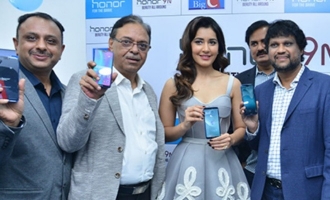 Raashi Khanna Launches Honor 9 Smart Phone