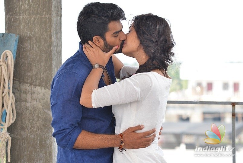 Kisses & lip-locks galore in RX100