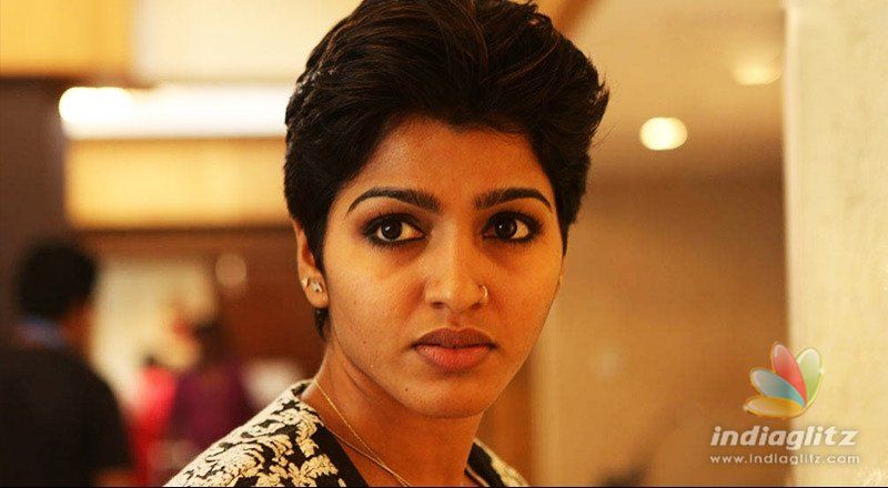 Sai Dhansika injured as beer bottle hits her