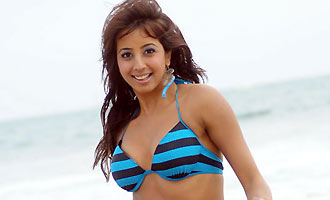 Sanjjanaa cameo in Sardaar Gabbar Singh