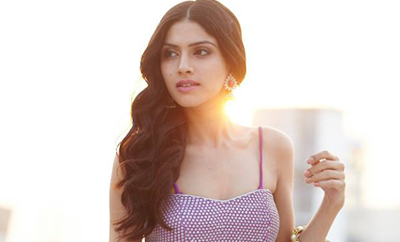 What is the hot Sapna Pabbi doing in 'Tholi Prema'?