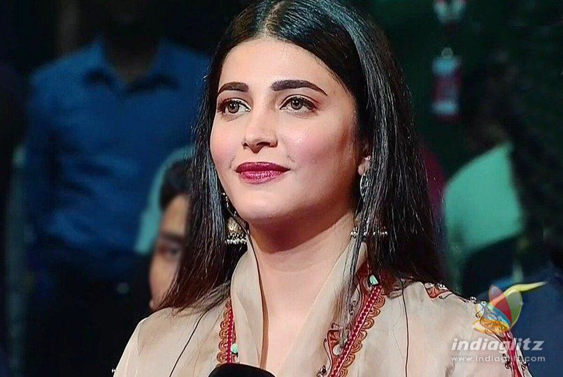 Shruti Haasan performs at Pro Kabaddi event