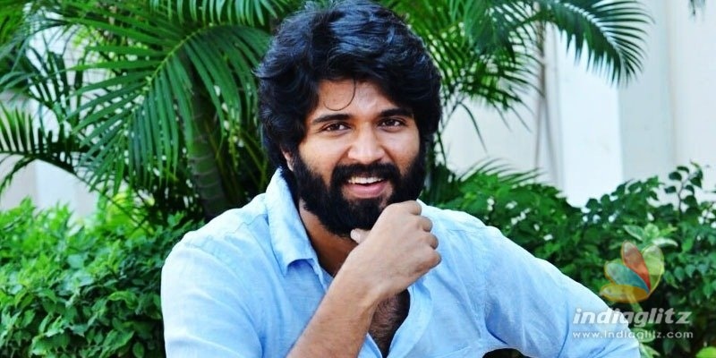 Vijay Deverakonda urges Hyderabadis to vote for peace & prosperity