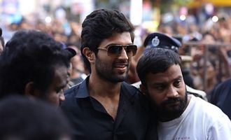 Vijay Devarakonda Visits KLM Mall at Rajahmundry