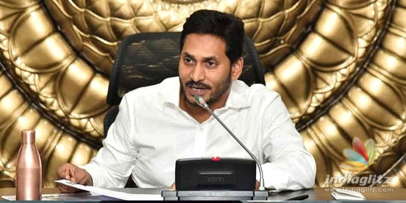 కరోనా నేపథ్యంలో వాలంటీర్లకు వైఎస్  జగన్ స్పెషల్ గిఫ్ట్