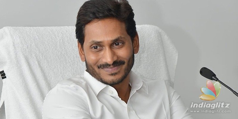 కాన్వాయ్ ఆపి మరీ మానవత్వం చాటిన సీఎం జగన్!