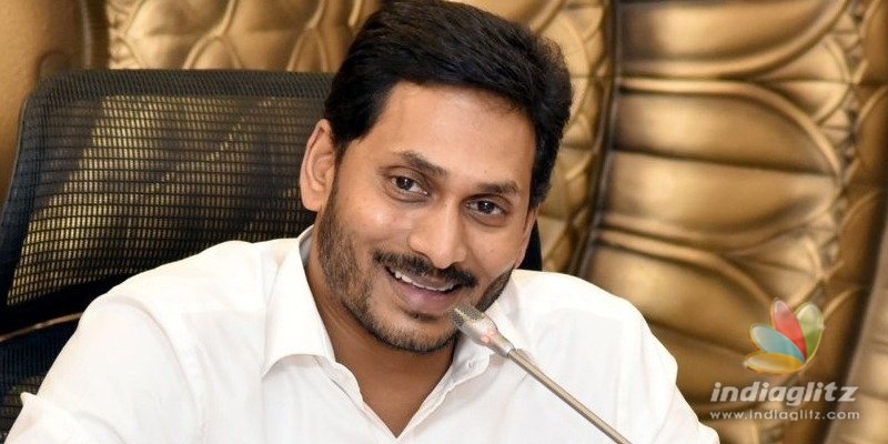 జగన్ ఊహించని ప్రకటన: ఏపీలో మూడు రాజధానులు